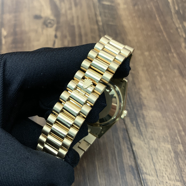 Rolex 劳力士 星期日历型系列，m118388-0030。36毫米表径，18K黄金原钻表壳，珍珠母贝密镶钻石面盘，罗马数字时标，中央时、分及秒针；快调瞬跳星期日历；3点位置为防反光凸透式放大日历窗，12点位置为星期显示，3155自动上弦机械机芯。 全套附件齐全。