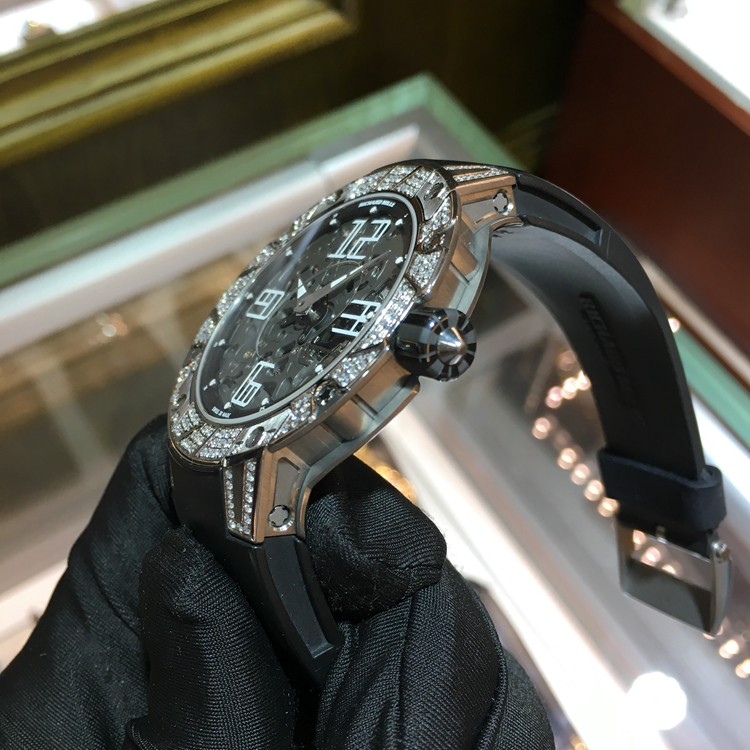 RICHARD MILLE 理查德米勒，RM033。45毫米表径原壳后加钻，设计感十足，超薄6.3毫米，镂空面盘自动上弦机械机芯，1/4珍珠陀，动储42小时。 单表无附件。