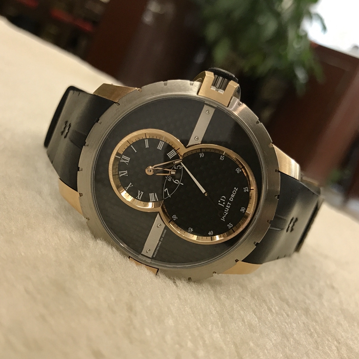 Jaquet Droz 雅克德罗大秒针运动系列，J029037440。45 毫米表径。原生碳纤维表盘，18K玫瑰金时针、分针和秒针，时标和数字5、6和7经过白色Super-LumiNova夜光处理，镀铑桥板偏心时分显示盘，大秒针子表盘。 18K玫瑰金爪饰及表耳。钛金属表冠，经橡胶铸模处理。钛金属/精钢折叠式表扣，18K玫瑰金保护装置。天然黑色橡胶表带。Jaquet Droz 2663A-S 镀钌自动上链机械机芯，双发条盒，18K白金摆陀镀钌自动上链机芯。 68小时动力储备。专柜定价：170000元。 全套附件齐全。