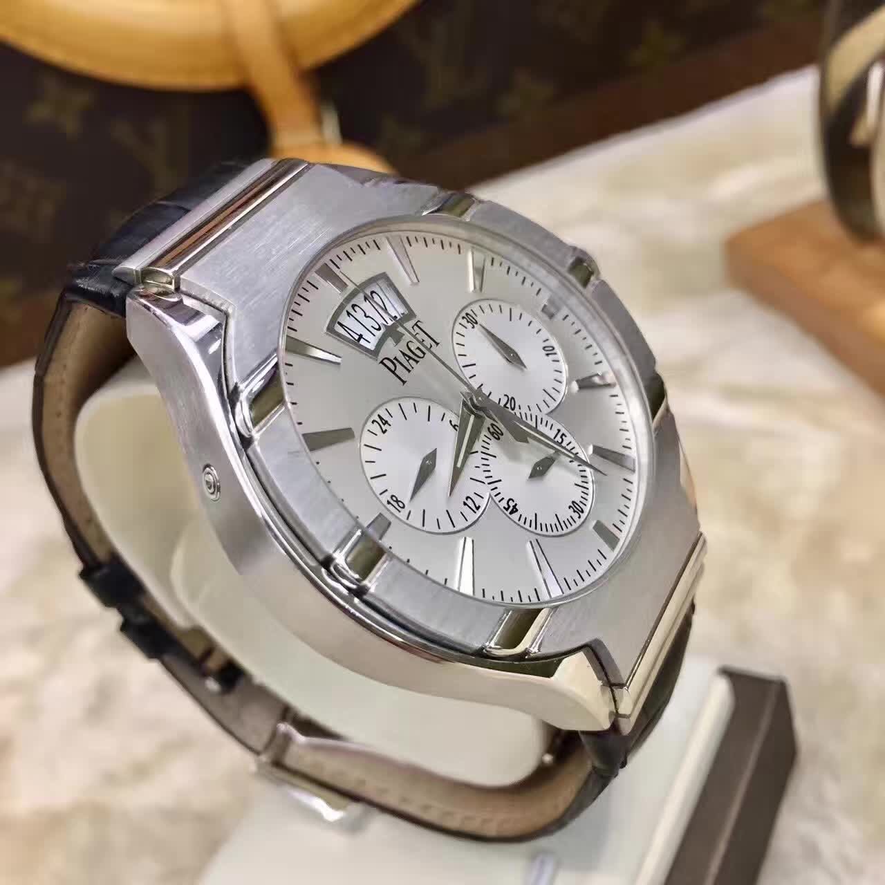 Piaget 伯爵 Polo系列，G0A32038，18K白金表壳，43毫米表径。表盘搭配18K白金时标。蓝宝石透视底盖。装配伯爵自制880P超薄自动上链机械机芯，备有小秒针，飞返计时功能，第二地时间显示与日期显示。