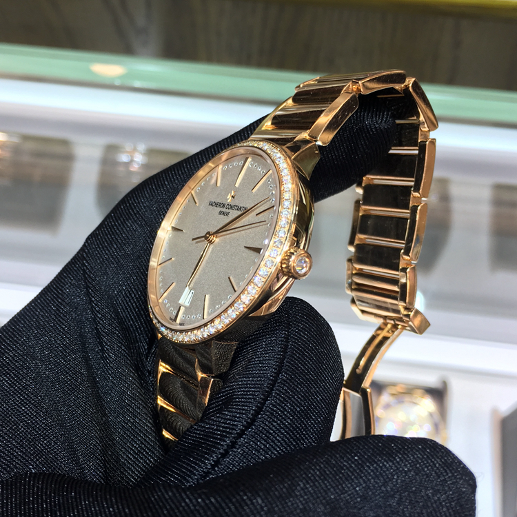 Vacheron Constantin 江诗丹顿 传承系列，85515/CA1R-9840。36毫米表径，18K玫瑰金表壳，镶嵌117颗钻石，重约0.97克拉，银白色面盘，6点位置日期显示，2450 Q6/2自动上弦机械机芯，动力储备40小时。专柜定价：444000元。 单表无附件。