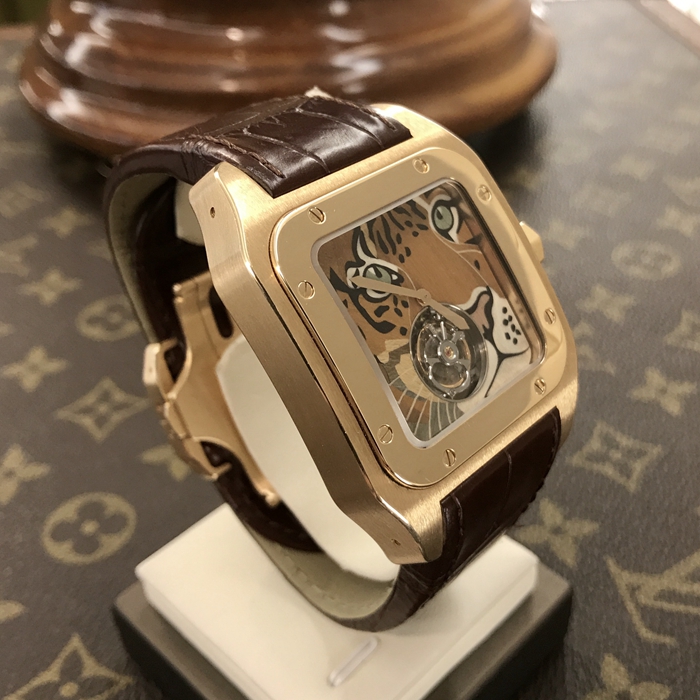 Cartier 卡地亚 桑托斯系列，HPI00328。54.9毫米表径，18K玫瑰金表壳。 雕刻木头拼接老虎面盘，6点位置陀飞轮装置。蓝宝石水晶玻璃表镜。手动上弦机械机芯，动力储备50小时。 单表无附件。