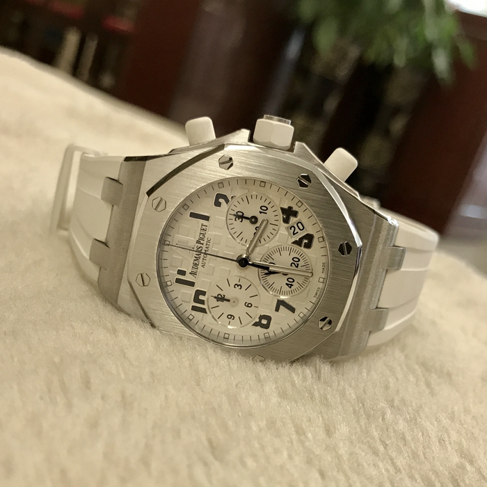 Audermars Piguet 爱彼 皇家橡树离岸型系列，26283ST.OO.D010CA.01。37毫米表径，精钢表壳，银白色表盘镌刻“Méga Tapisserie”超大格纹装饰，5点位置视窗式日期显示，计时功能自动上弦机械机芯，动力储备40小时。 单表无附件。