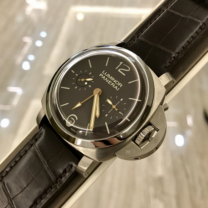 Panerai 沛纳海 LUMINOR 1950系列，PAM 00306。限量150枚。47毫米表径，磨砂钛金属表壳，棕色表盘配夜光阿拉伯数字及小时标示。3点钟位置设24小时显示，9点钟位置设小秒盘和陀飞轮显示。Cal.P.2005 手动上弦机芯，中轴转动式陀飞轮装置，动力储备144小时。专柜定价：869600元。 单表无附件。