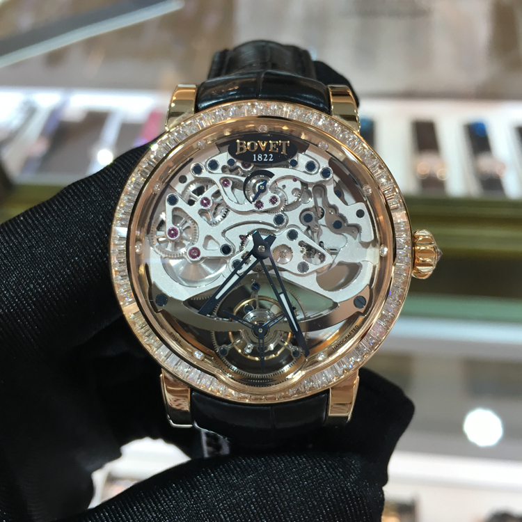 Bovet 播威 Dimier系列，ETRO-41RG-DBO-M1。41毫米表径，表壳由18K玫瑰金打造表圈镶嵌豪华T方钻，机芯采用工艺非常精致的手工雕花镂空陀飞轮，巧夺天工，极富美感。 未使用品单表无附件。