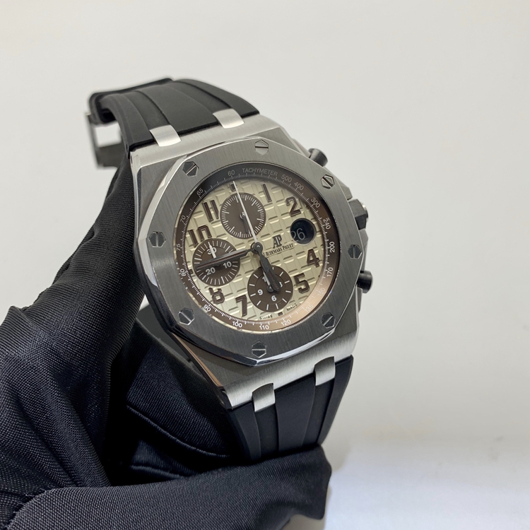Audermars Piguet 爱彼 皇家橡树离岸型系列，26470ST.OO.A801CR.01。42毫米 表径，精钢表壳，象牙白表盘镌刻“Méga Tapisserie”超大格纹装饰，搭配棕色计时器、棕色荧光阿拉伯数字、白金荧光皇家橡树指针及棕色内表圈，3点位置日期显示， Cal.3126/3840自动上弦机械机芯，?专柜定价：195000元。 单表无附件。