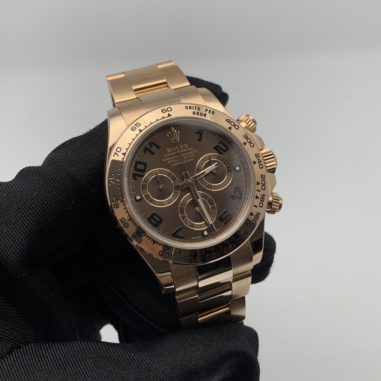 Rolex 劳力士 宇宙计型迪通拿系列，m116505-0011。40毫米表径，18K玫瑰金蚝式表壳，固定外圈连计速刻度，巧克力色面盘，计时功能，Cal.4130自动上弦机械机芯。专柜定价：292500元。 单表无附件。