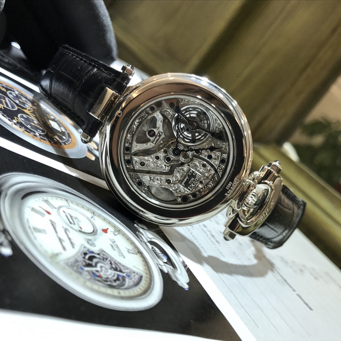 Bovet 播威，AIT 7002。全球限量10支，编号：1 。18K白金表壳，44毫米表径，正反面两用佩戴， 陀飞轮装置，大明火珐琅面盘及白金雕花镂空面两用，也可拆卸做怀表使用。自产13BAO5自动上弦机械机芯。专柜定价：2500000元。 单表附件。