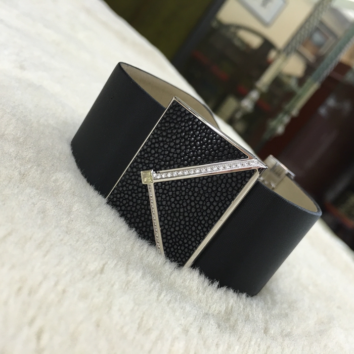 PIAGET 伯爵 LIMELIGHT 情书神秘腕表，隐藏式腕表G0A32101。38x28毫米表径，18K白金表壳，镶衬一颗公主式切割美钻（约0.2克拉）和36颗圆形美钻（约0.3克拉），表盘搭配时标，镶衬12颗圆形美钻（约0.03克拉）。搭载伯爵56P石英机芯。 未使用品全套附件齐全。