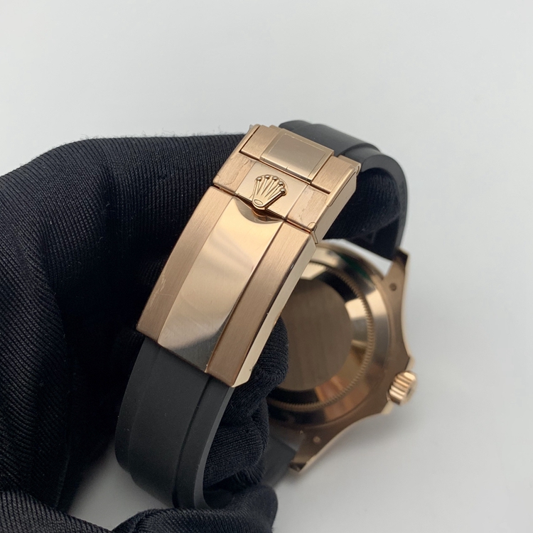 Rolex 劳力士 游艇名仕型系列，116695。40毫米表径，18K玫瑰金宝石表壳，满天星面盘，3点位置日期显示，自动上弦机械机芯。 单表无附件。