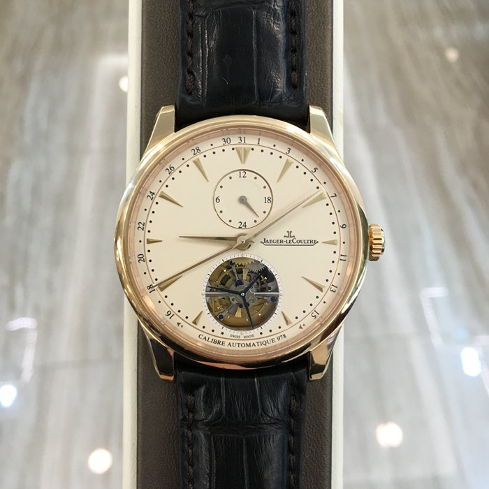 Jaeger-LeCoultre 积家 master 大师系列，1662410。43毫米表径，18K玫瑰金表壳，米黄色面盘，太妃形指针，6点位置陀飞轮装置，自动上弦机械机芯，动力储备45小时。 全套附件齐全。