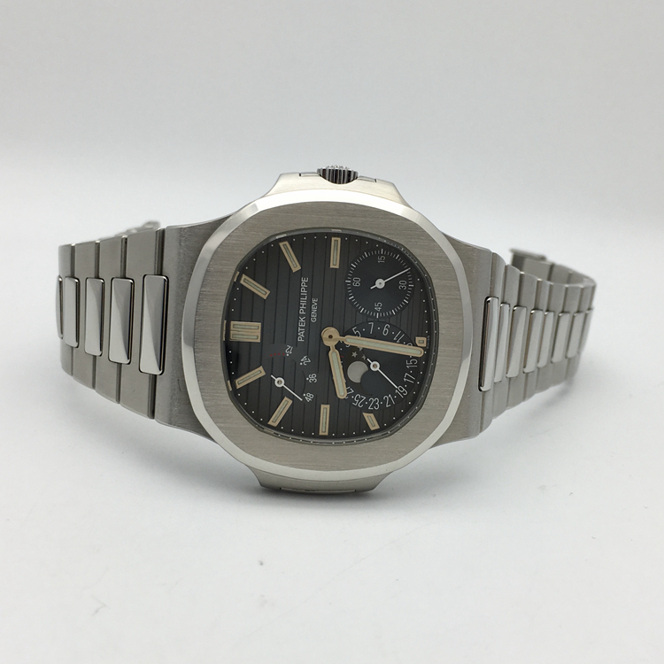 PATEK PHILIPPE 百达翡丽 运动系列，5712/1A-001。40毫米表径，精钢表壳，表盘中央的深蓝色向外渐变为黑色，带水平压纹图案，10个18K白金棒式时标，带荧光涂层，18K白金棒式时针、分针，带荧光涂层，白色涂漆白金秒针、日期指针和月相指针，Cal.240 PS IRM C LU自动上弦机械机芯，动力储备48小时。专柜定价：291900元。  单表无附件。