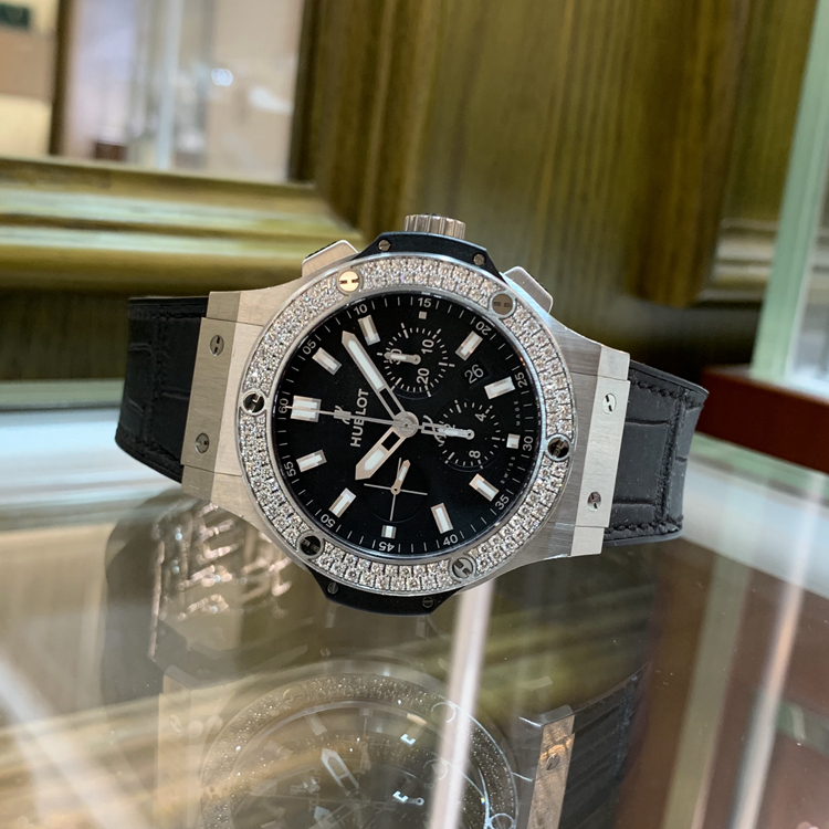 Hublot 宇舶 Bigbang 大爆炸系列，301.SX.1170.RX.1104。44毫米表径，精钢镶嵌114颗钻石，重1.70克拉，附6颗H形钛金属螺丝，哑光黑色表盘，缎面镀铑嵌入式刻度附白色夜光涂层缎面镀铑指针附白色夜光涂层，视窗式日期显示，计时功能，HUB 4100自动上弦机械机芯，动力储备42小时。专柜定价：138400元。 单表无附件。