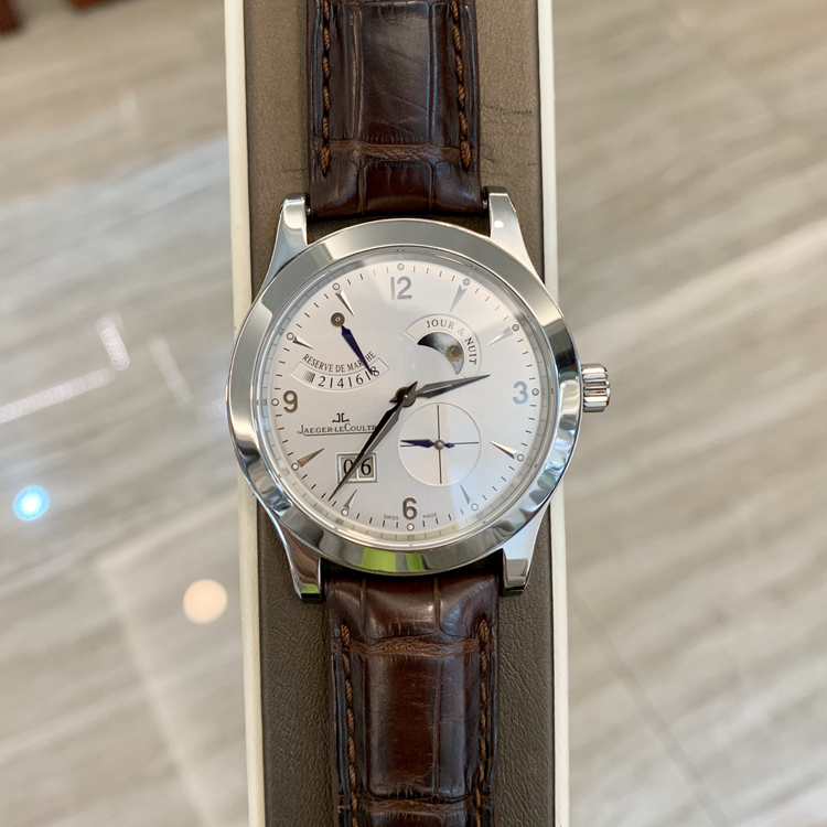 Jaeger-LeCoultre 积家 master 大师系列，Q1608420。41毫米表径，精钢表壳，银灰色面盘，大日历功能，动力储备显示，Cal.877手动上弦机械机芯，动力储备192小时，专柜定价：112000元。 单表无附件。