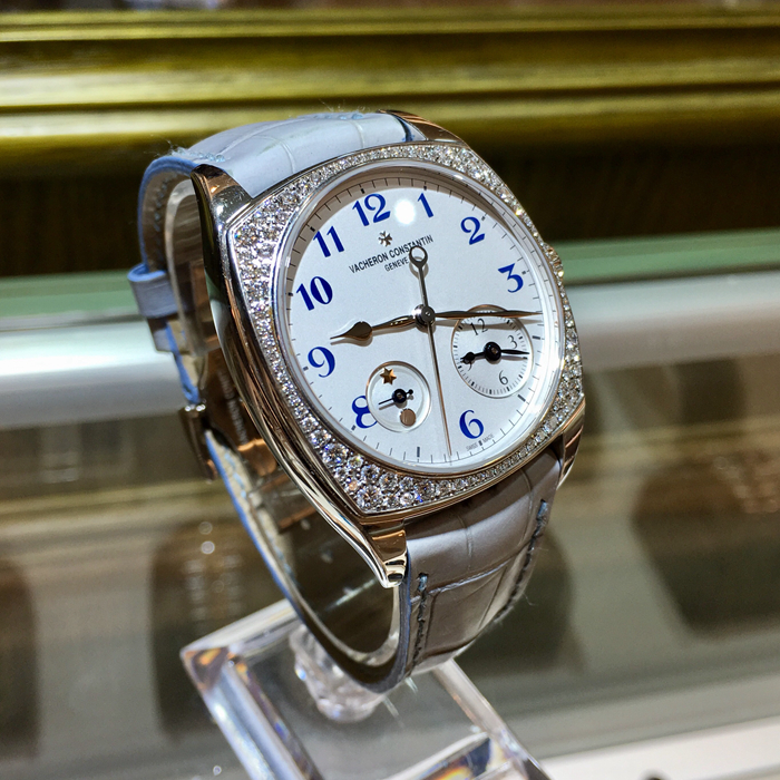Vacheron Constantin 江诗丹顿 和韵系列，7805S/000G-B052。37x46.6毫米表径，18K白金表壳，镶嵌88颗精美钻石，总重达1.20克拉，白色面盘，双时区功能，自动上弦机械机芯，动力储备40小时。专柜定价：362000元。 单表无附件。