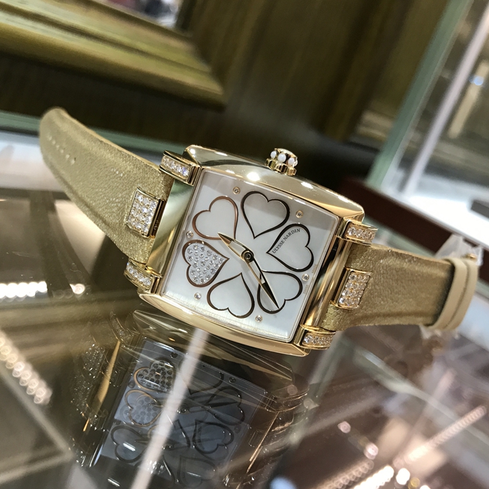 Ulysse Nardin 雅典 奇想系列，136-91/HEART V2。34x35毫米表径，18K玫瑰金表壳，贝母面盘金质心型装饰，自动上弦机械机芯。专柜定价：255000元。 未使用品全套附件齐全。