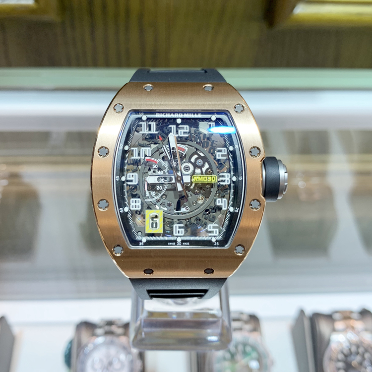 RICHARD MILLE 理查德米勒 男士系列，RM 030。50x42.7毫米表径，18K玫瑰金表壳，酒桶型镂空面盘，7点位置为日期显示，自动上弦机械机芯。 单表无附件。