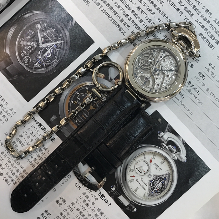 Bovet 播威，AIT 7002。全球限量10支，编号：1 。18K白金表壳，44毫米表径，正反面两用佩戴， 陀飞轮装置，大明火珐琅面盘及白金雕花镂空面两用，也可拆卸做怀表使用。自产13BAO5自动上弦机械机芯。专柜定价：2500000元。 单表附件。