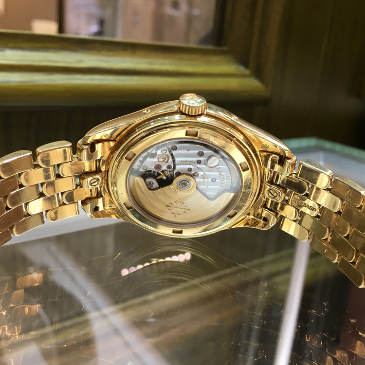 PATEK PHILIPPE 百达翡丽 复杂功能时计系列，5146/1J-001。39毫米表径，18K黄金表壳，米黄色面盘，金质立体时标和字块，中心大秒针。年历功能，指针式星期和月份显示、动力储存显示，视窗式日期显示、月相显示。324 S IRM QA LU自动上弦机械机芯，动力储备45小时。 单表无附件。