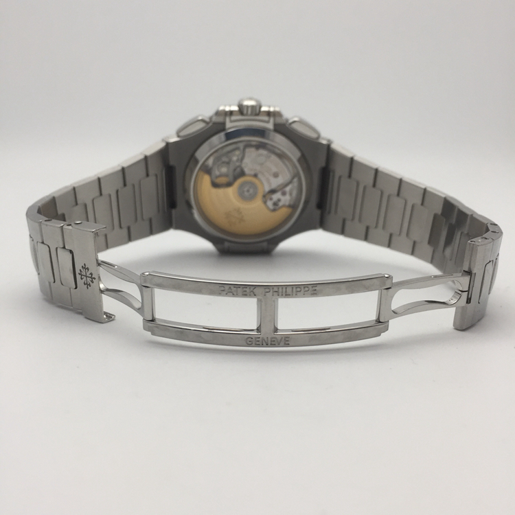 PATEK PHILIPPE 百达翡丽 NAUTILUS 运动系列，5980/1A-001。40.5毫米表径，精钢表壳，深蓝色面盘，纯金立体时标，覆荧光涂层，3点位置日期显示，计时功能，Cal.CH 28-520 C自动上弦机械机芯，动力储备55小时。专柜定价：358700元。 单表无附件。