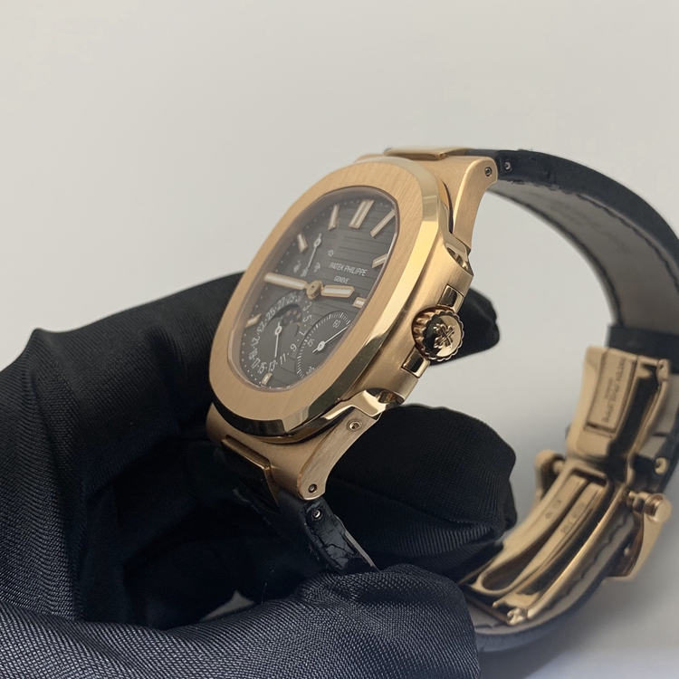 PATEK PHILIPPE 百达翡丽 NAUTILUS 运动系列，5712R-001。40毫米表径，18K玫瑰金表壳，深灰色面盘，10个18K玫瑰金棒式时标，18K玫瑰金棒式时针分针，白色涂漆18K黄金秒针、日期指示针和动力储备指示针，月相显示，Cal.240 PS IRM C LU自动上弦机械机芯，动力储备48小时。专柜定价：318800元。 单表无附件。