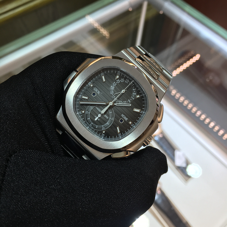 PATEK PHILIPPE 百达翡丽 NAUTILUS 运动系列，5990/1A-001。精钢表壳，黑色渐变表盘，覆荧光涂层金质立体时标，中心大秒针，当地与原居地双时区时间显示，视窗式‘LOCAL’（本地）和‘HOME’（原居地）昼/夜显示。不锈钢链带，配有Nautilus折叠式表扣，旋入式表冠，蓝宝石水晶透盖。自产CH 28-520 C FUS 自动上弦机械机芯，动力储备45-55小时。专柜定价：401400元。 单表附保卡。