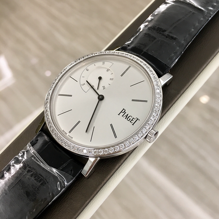 PIAGET 伯爵 ALTIPLANO系列，G0A35118。40毫米表径，18K白金镶钻表壳，银灰色面盘，10点位置小秒针装置。手动上弦机械机芯，动力储备61小时。 全套附件齐全。