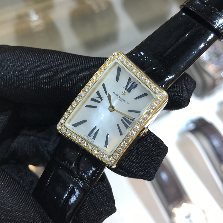 Vacheron Constantin 江诗丹顿 1972系列，25521/000J-9114。23.4毫米表径，18K黄金原钻表壳，银白色面盘，精准石英机芯，专柜定价：187000元。 单表无附件。