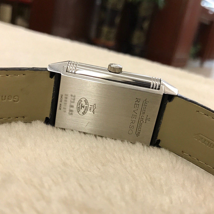 Jaeger-LeCoultre 积家 Reservo 翻转腕表系列，Q3748421。48.5x29.5毫米表径，精钢表壳，两个表盘分别显示两个不同的时间。正面显示标准时间，并设有小秒针于6点位置和12点位设日期窗口，表盘外侧饰以垂直雕纹、中间以巴黎钉饰纹修饰。背面显示第二时区时间，并设有昼／夜指示功能。手动上弦机械机芯，动力储备48小时。专柜定价：72500元。 单表无附件。