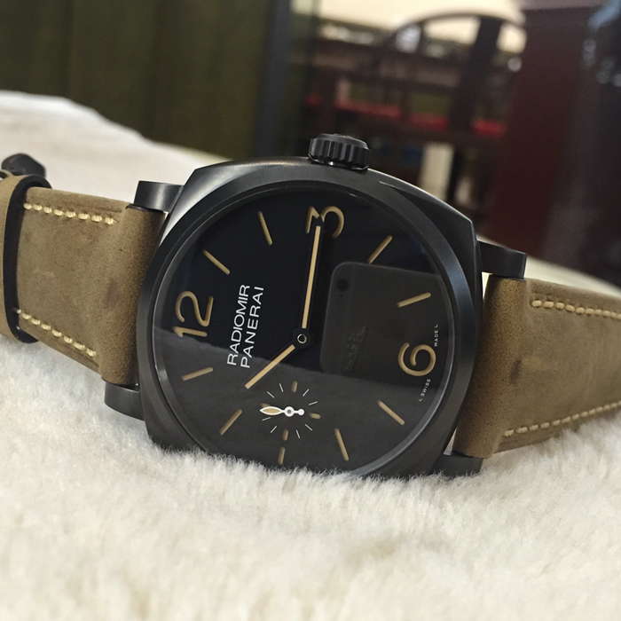 Panerai 沛纳海 RADIOMIR 1940系列，PAM00532。2013年特别限量版，限量500只。表径47毫米，表壳采用外层经DLC（仿钻结晶碳）涂层处理的精钢材质，使外观呈现黑色哑光效果。黑色表盘采用“三明治式”结构，线条极尽简洁。附夜光阿拉伯数字及小时标示。9点钟位置设小秒针，6点钟位置铭刻慢速鱼雷浮雕图案。刚玉制成蓝宝石水晶表镜。沛纳海自产 P.3000手动上链机械式机芯，两个发条盒，动力储备72小时（3日）。