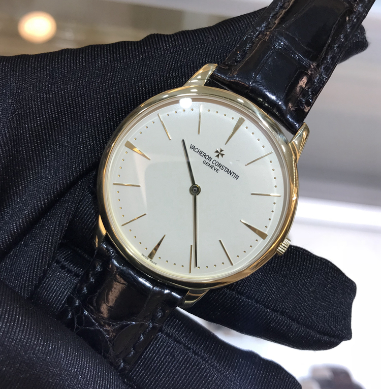 Vacheron Constantin 江诗丹顿 传承系列，81180/000J-9118。40毫米表径，18K黄金表壳，银白色面盘，Cal.1400手动上弦机械机芯，动力储备40小时，专柜定价：145000元。 单表无附件。