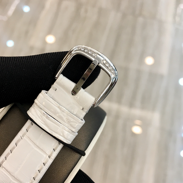 FRANCK MULLER 法兰克穆勒，FM2852。精钢后加钻满天星彩字面盘，43X32mm中号女表，采用国外最顶级的钻石及镶工，精准石英机芯。 未使用品全套附件齐全。