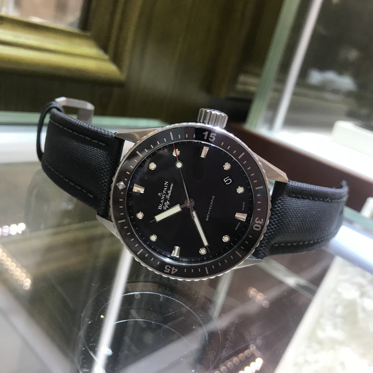 Blancpain 宝珀 五十噚系列，5000-1230-B52A。43毫米表径，钛金属表壳，黑色面盘，日期显示功能，1315自动上弦机械机芯，动力储备120小时，专柜定价：87500元。 全套附件齐全。