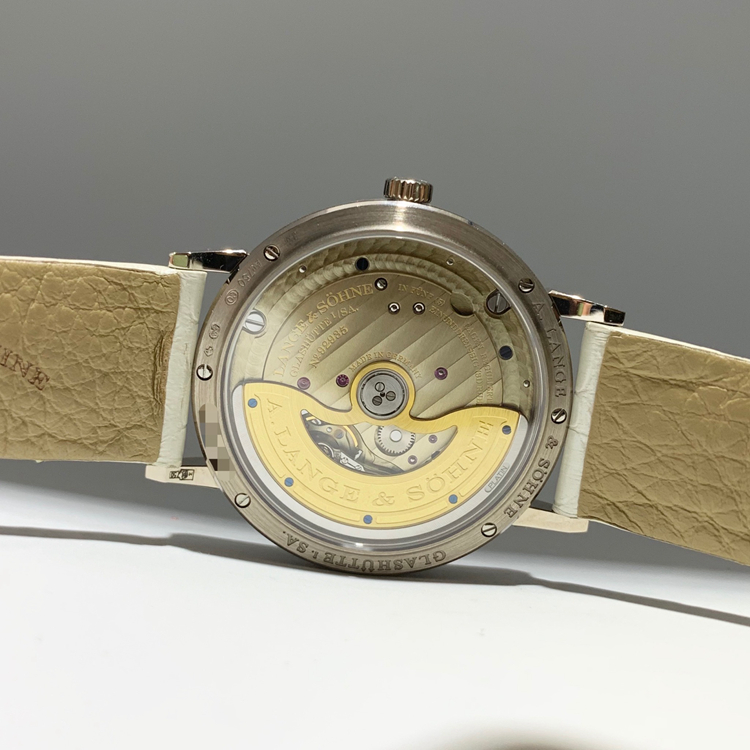 A. Lange & Sohne 朗格 SAXONIA系列，840.029。37毫米表径，18K白金原钻表壳，珍珠贝母面盘，Cal.L086.4自动上弦机械机芯，动力储备72小时，专柜定价：338000元。 全套附件齐全。