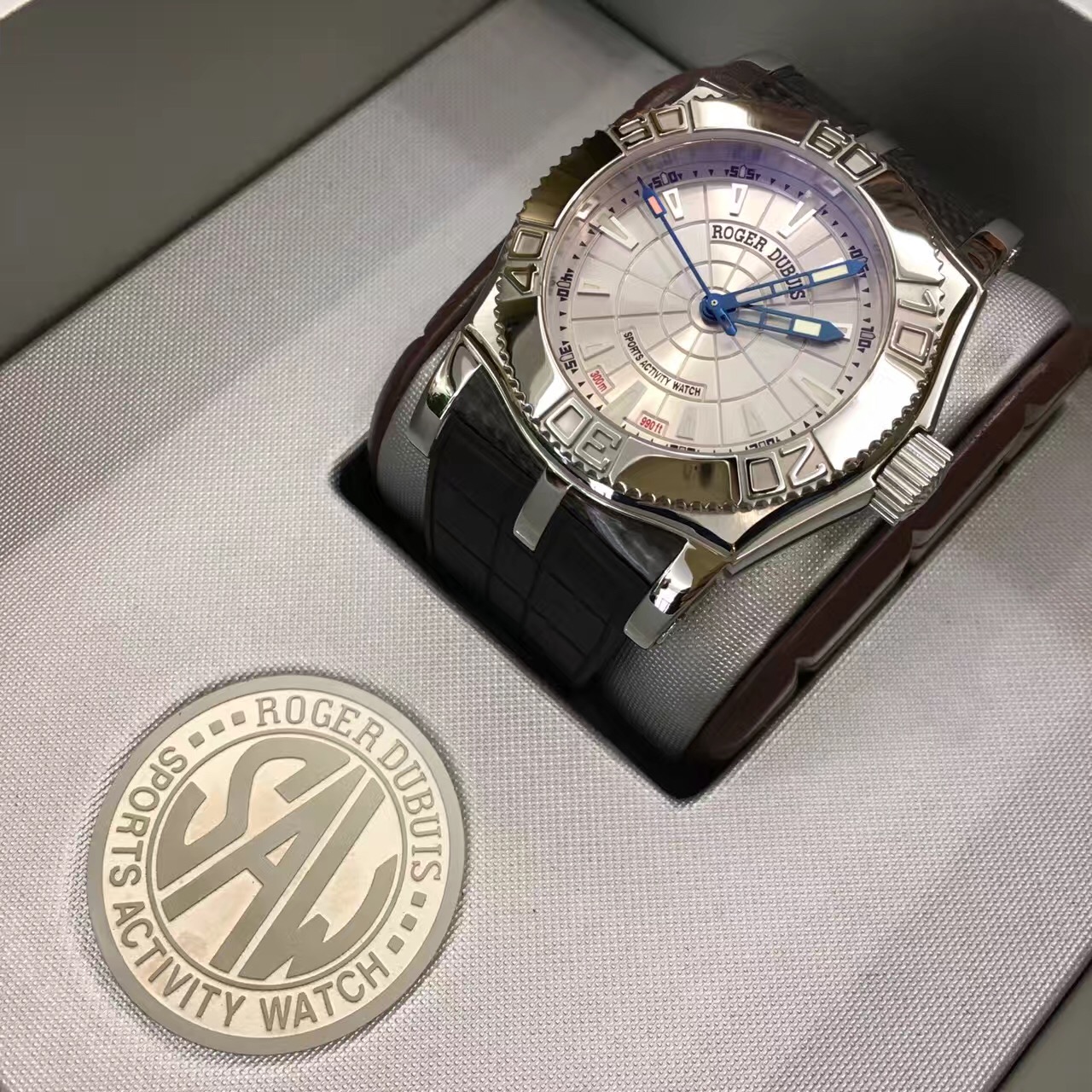 RogerDubuis 罗杰杜彼，?SE 46 57。46毫米表径，精钢表壳?18K白金圈，银色面盘，背透自动上弦机械机芯。 全套附件齐全。