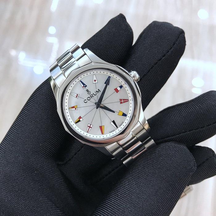 CORUM 昆仑 ADMIRAL'S CUP 海军上将杯系列，020.100.20/V200 PN22。32毫米表径，精钢表壳，白色贝母面，中心时针分针，精准石英机芯。 未使用品全套附件齐全。