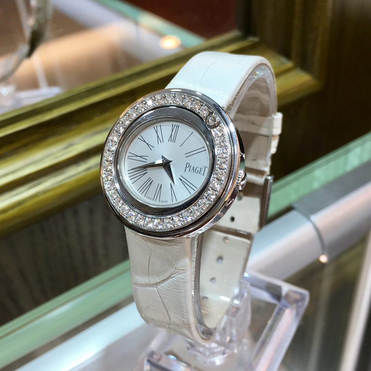 PIAGET 伯爵 POSSESSION 系列，G0A36187。29毫米表径，18k白金镶钻，旋转式表圈，镶衬37颗圆形美钻（约0.7克拉）白色面盘，罗马数字时标，Cal.157P精准石英机芯，专柜定价：107000元。 单表无附件。