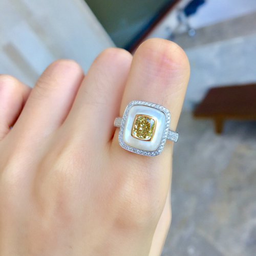 GIA证书，黄钻戒指，1.06克拉贝母钻石镶嵌