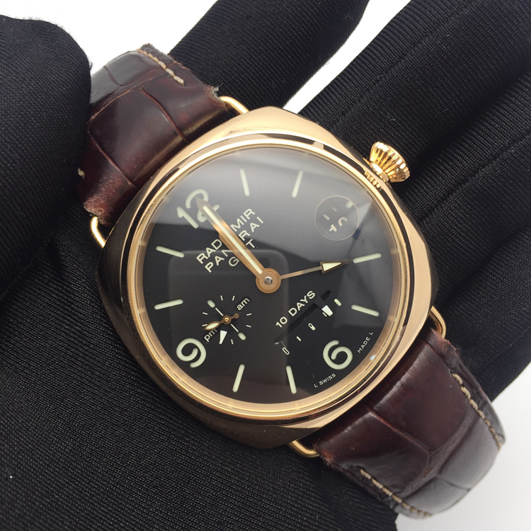 Panerai 沛纳海 RADIOMIR 系列，PAM00273。45毫米表径，18K玫瑰金表壳，全球限量250只。黑色面盘，3点位置为日期显示，10日链GMT两地时，自动上弦机械机芯。专柜定价：201800元。 单表无附件。