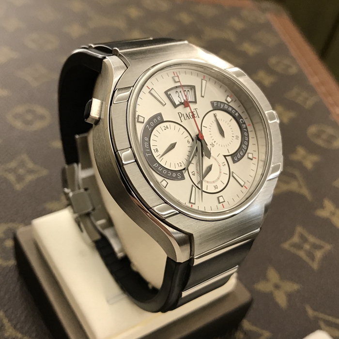 PIAGET 伯爵 POLO系列，G0A34001。45毫米表径，钛金属表壳，大日历显示，双时区功能、计时功能自动上弦机械机芯，动力储备50小时。 专柜定价：80568元。 单表无附件。