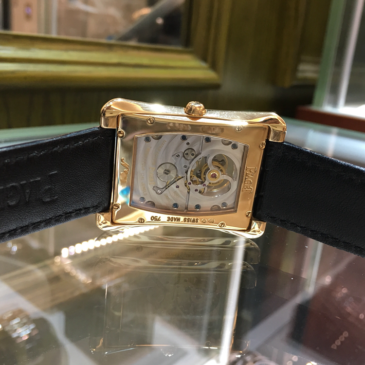 PIAGET 伯爵 BLACK -TIE系列，G0A34127。36毫米表径，18K玫瑰金表壳，银白色面盘，6点位置为动力储备显示，12点位置为陀飞轮装置，Cal.600P手动上弦机械机芯，动力储备44小时，专柜定价：1460000港币。 单表无附件。