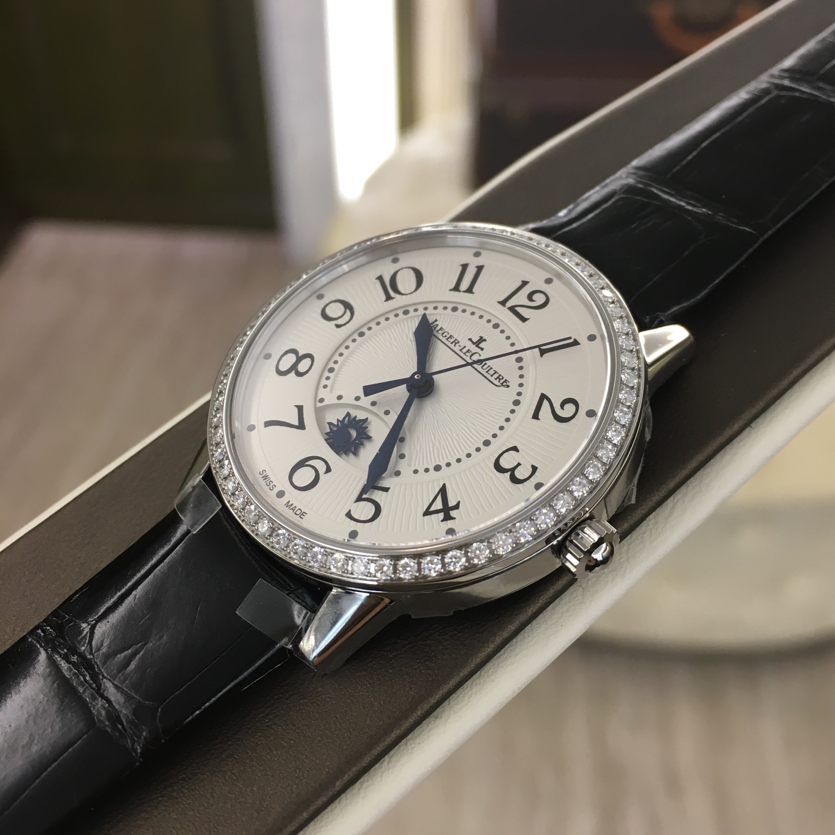 Jaeger-LeCoultre 积家 约会系列 Q3448421。34毫米表径，精钢原镶钻表壳，白色面盘，自动上弦机械机械。专柜定价：106000元。 全套附件齐全。