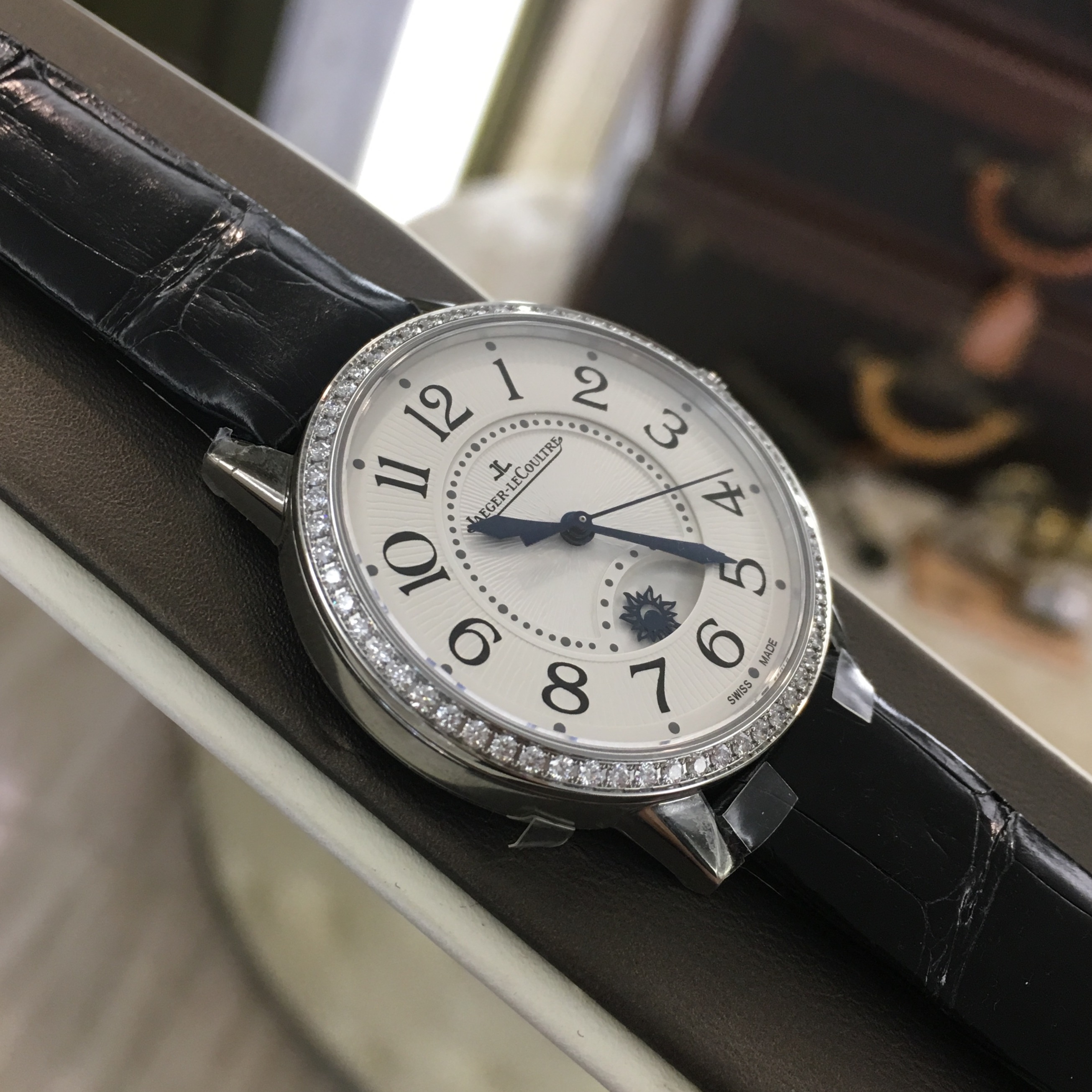 Jaeger-LeCoultre 积家 约会系列 Q3448421。34毫米表径，精钢原镶钻表壳，白色面盘，自动上弦机械机械。专柜定价：106000元。 全套附件齐全。