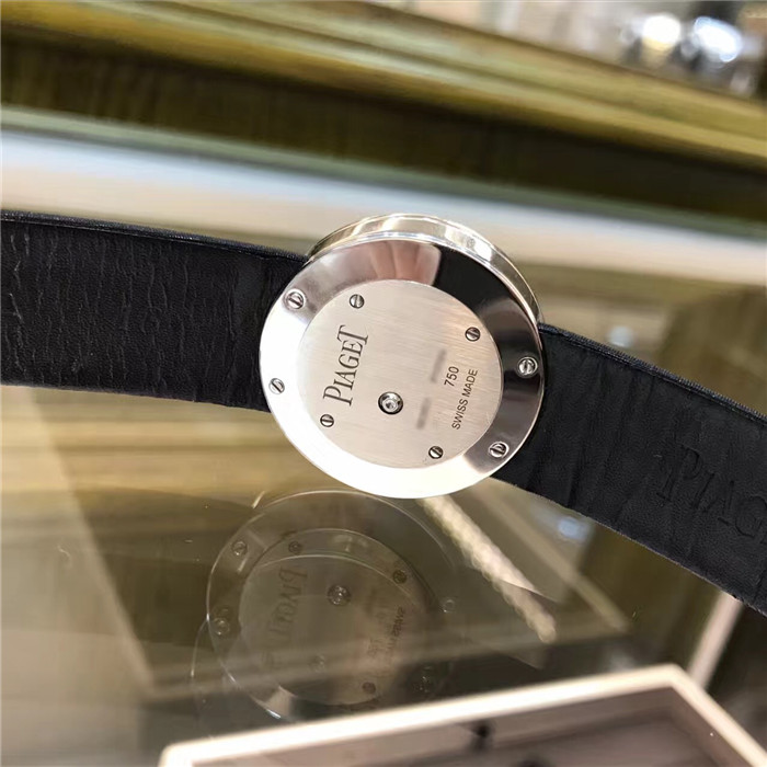 PIAGET 伯爵 LIMELIGHT高级珠宝系列腕表，G0A33186。30毫米表径，钻石满天星盘面， 精准石英机芯， 旋转式钻石白金镂空表盖， 配套珠宝系列项链。