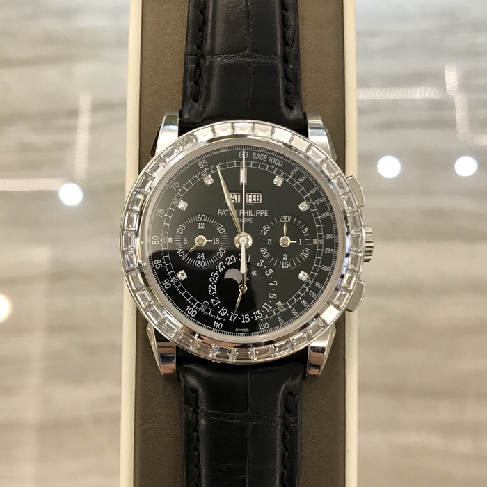 PATEK PHILIPPE 百达翡丽，超复杂功能计时系列，5971P。40毫米表径，950铂金表壳，镶嵌36颗梯形钻石（~3.88 克拉）。万年历，中心计时大秒针，指针式闰年，日期显示，视窗式，月相，月份，星期显示。黑色表盘镶嵌钻石刻度。双p印记灯笼扣。Caliber CHF 27-70 Q手动机械机芯，动力储备60小时。专柜定价：2360000元。 单表无附件。