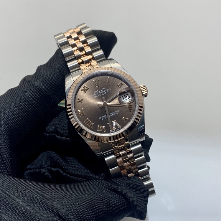 Rolex 劳力士 女装日志型系列，178271。31毫米表径，18K玫瑰金/精钢表壳，巧克力色镶有钻石面盘，罗马数字时标，3点位置防反光凸透式放大（2.5倍）日历窗，Cal.2235自动上弦机械机芯，动力储备48小时。专柜定价：90100元。 单表附保卡。