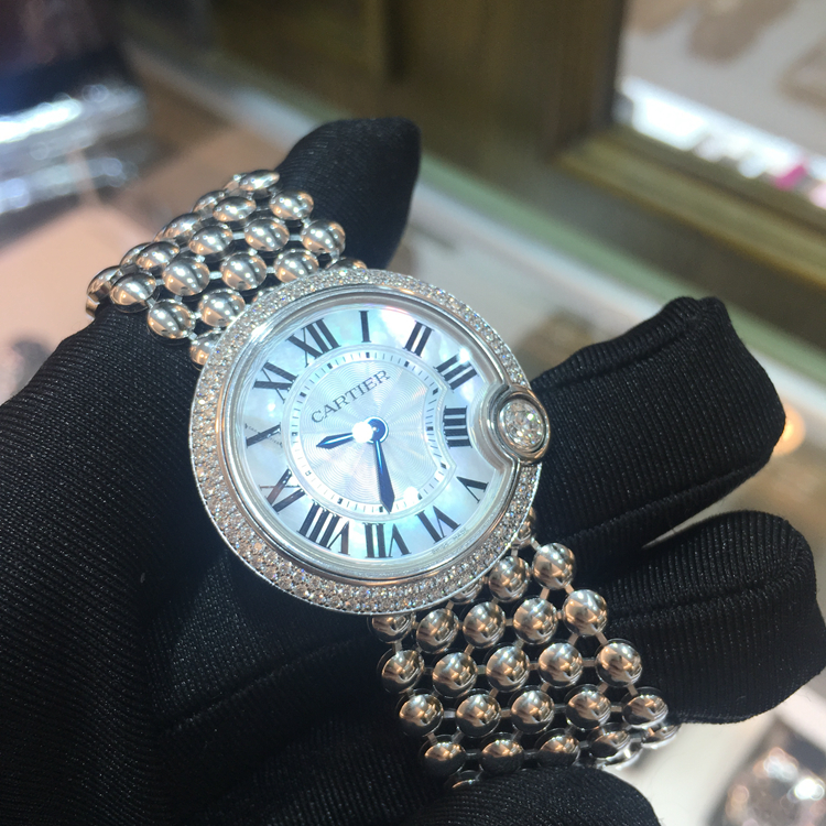 CARTIER 卡地亚 BALLON BLANC DE CARTIER系列，WE902072。30毫米表径，18K白金原钻表壳，珍珠母贝面盘，罗马数字时标，精准石英机芯，专柜定价：351000元。 单表无附件。