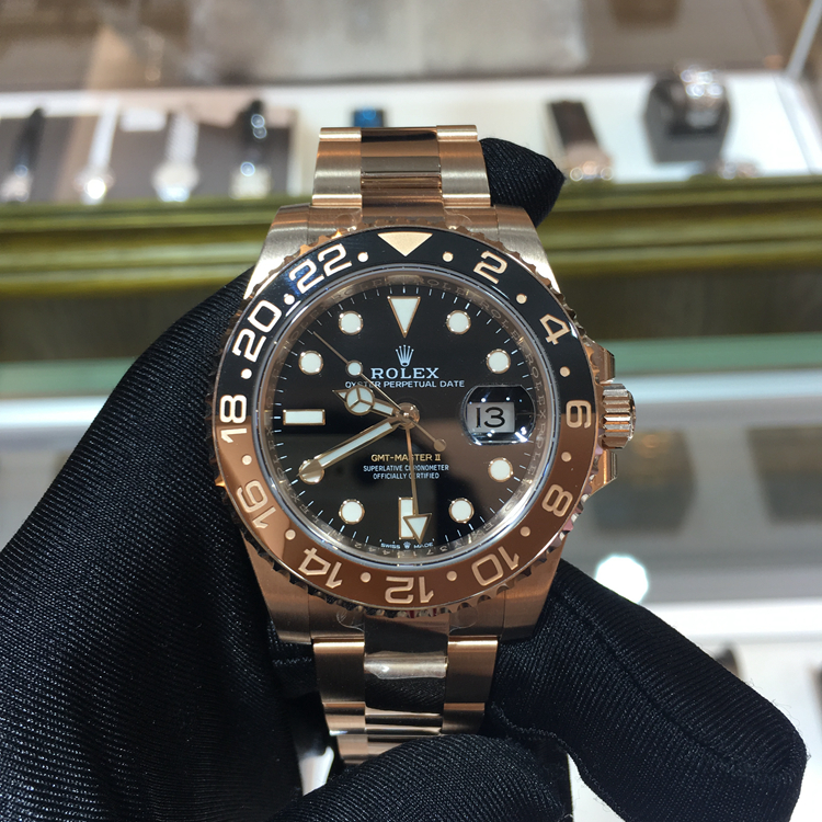 Rolex 劳力士 格林尼治型II系列，m126715chnr-0001。40毫米表径，18K玫瑰金表壳，表面磨砂，边缘磨光；双向旋转外圈，配棕黑双色 Cerachrom 陶质24小时刻度字圈盘材质黑色漆面，3点位置日期显示，自产3285自动上弦机械机芯，动力储备70小时。专柜定价：285600元。 未使用品全套附件齐全。