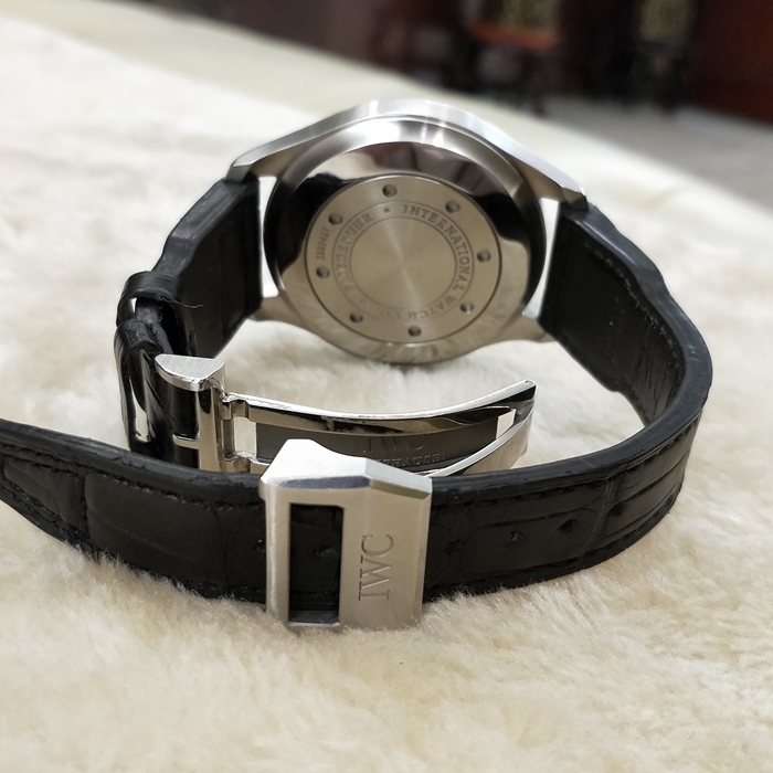 IWC 万国 飞行员系列，IW500901。46毫米表径，精钢表壳，黑色面盘，中央秒针附掣停装置，三点位置动力储备显示，六点位置视窗式日期显示，双面防反光凸状蓝宝石玻璃表镜，Glucydur ? 铍合金平衡摆轮，摆轮臂配置高精度微调凸轮，自动上弦机械机芯，动力储备168小时（7天）。 单表无附件。