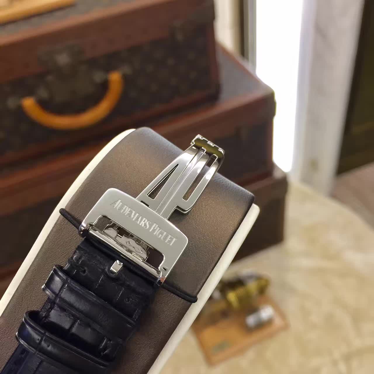 Audermars Piguet 爱彼 JULES AUDEMARS系列，?26050PT.OO.D002CR.01。43毫米表径，?PT950铂金表壳。深灰色圆形表盘。3点位置小秒针显示，6点位置陀飞轮装置，三问计时功能，背透镂空手动上弦机械机芯。公价：3878000元。 单表无附件。